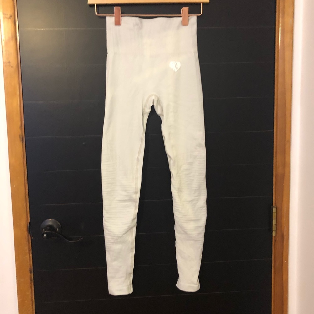 [women’s best] gray leggings.